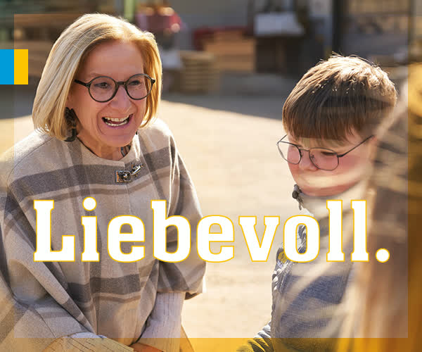 Johanna Mikl-Leitner lacht mit einem Kind – Sujet „Liebevoll.“