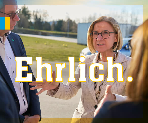 Johanna Mikl-Leitner im Gespräch im Freien – Sujet „Ehrlich.“